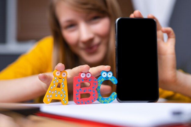 Красочное обучающее приложение для изучения английского языка для детей на мобильном устройстве